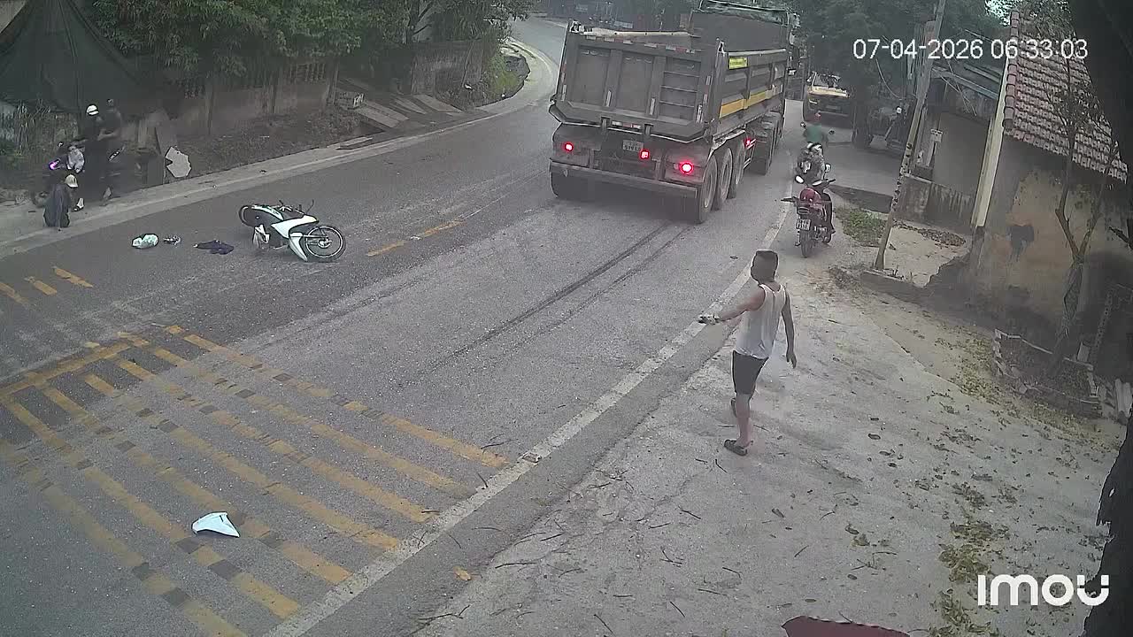 Xe máy vào cua còn lấn làn, va chạm với container tại Sơn Dương, Tuyên Quang