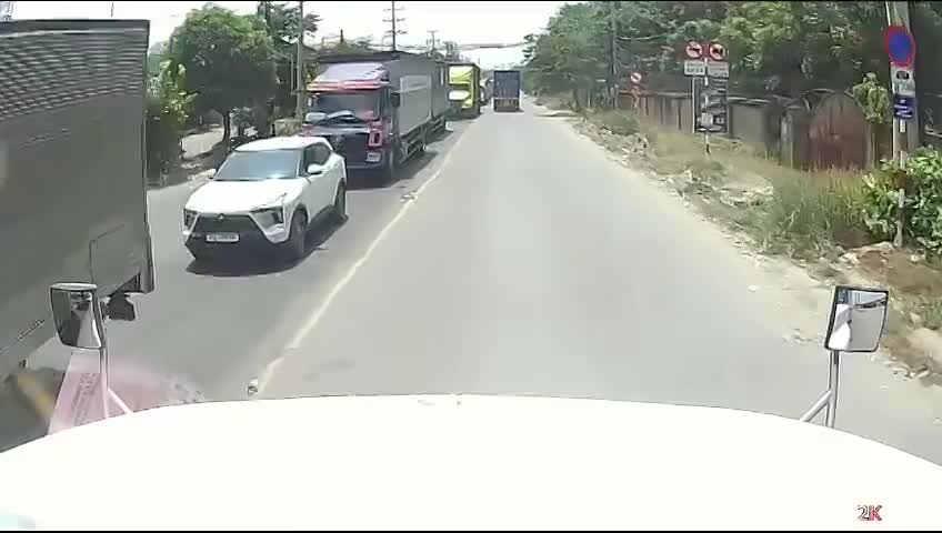 Xe máy sang đường đột ngột, suýt xảy ra va chạm với container