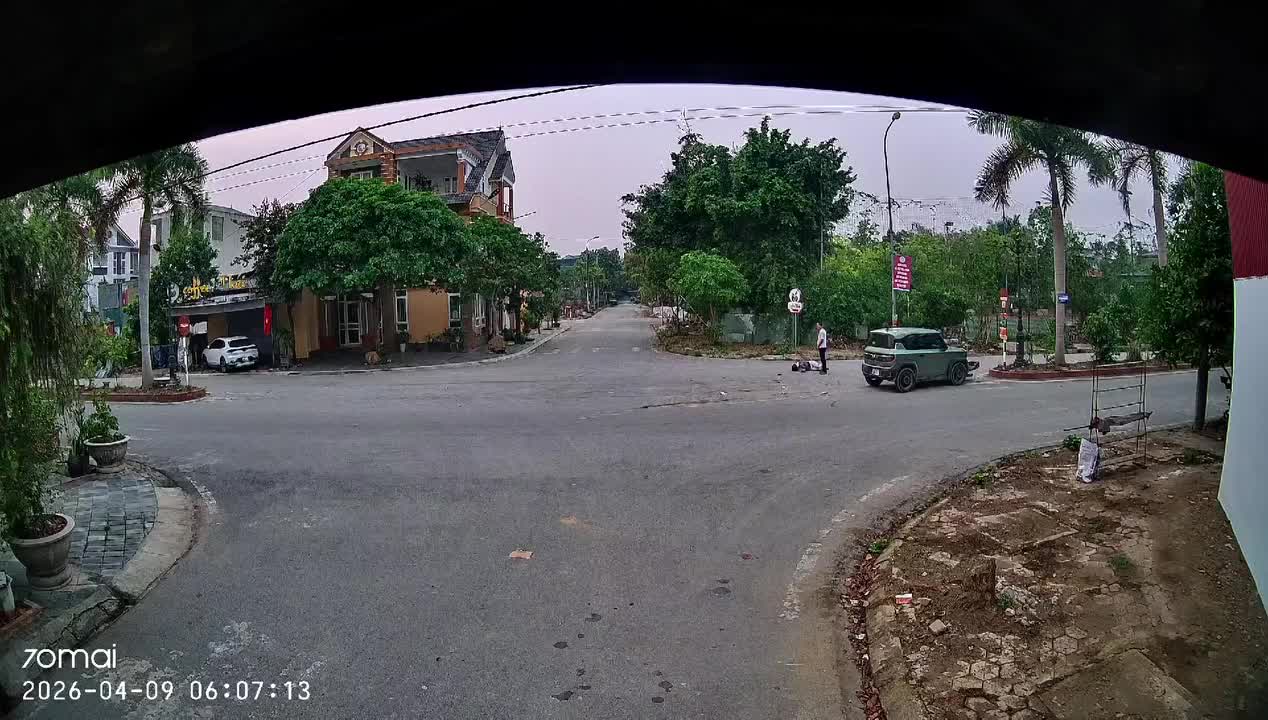 Qua ngã tư không giảm tốc, xe máy va chạm với ô tô con