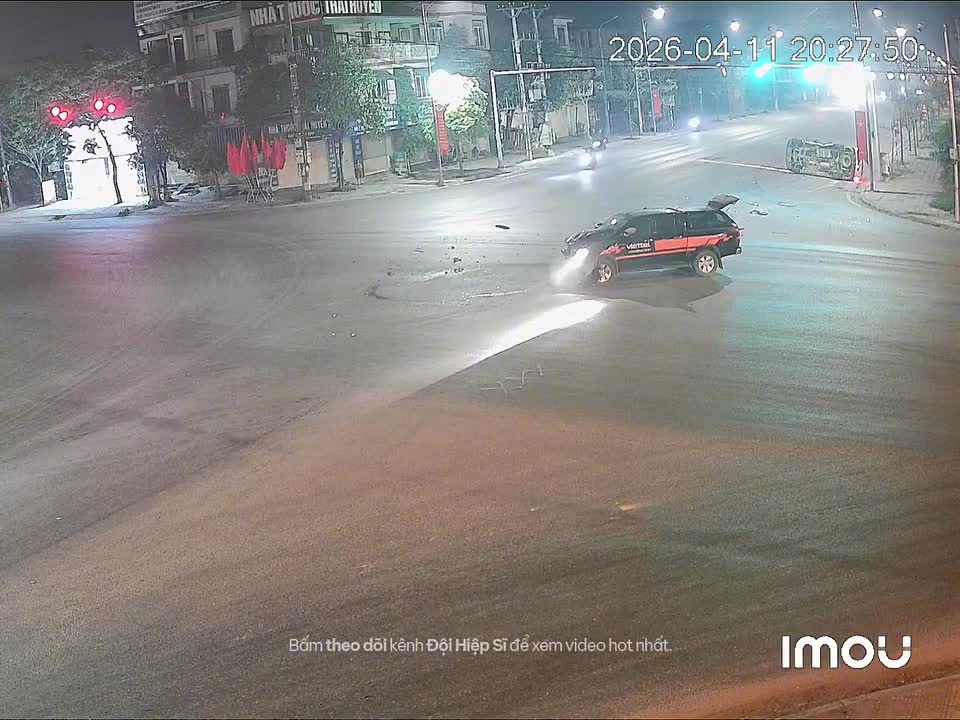 Xe cứu thương va chạm xe bán tải ở ngã tư