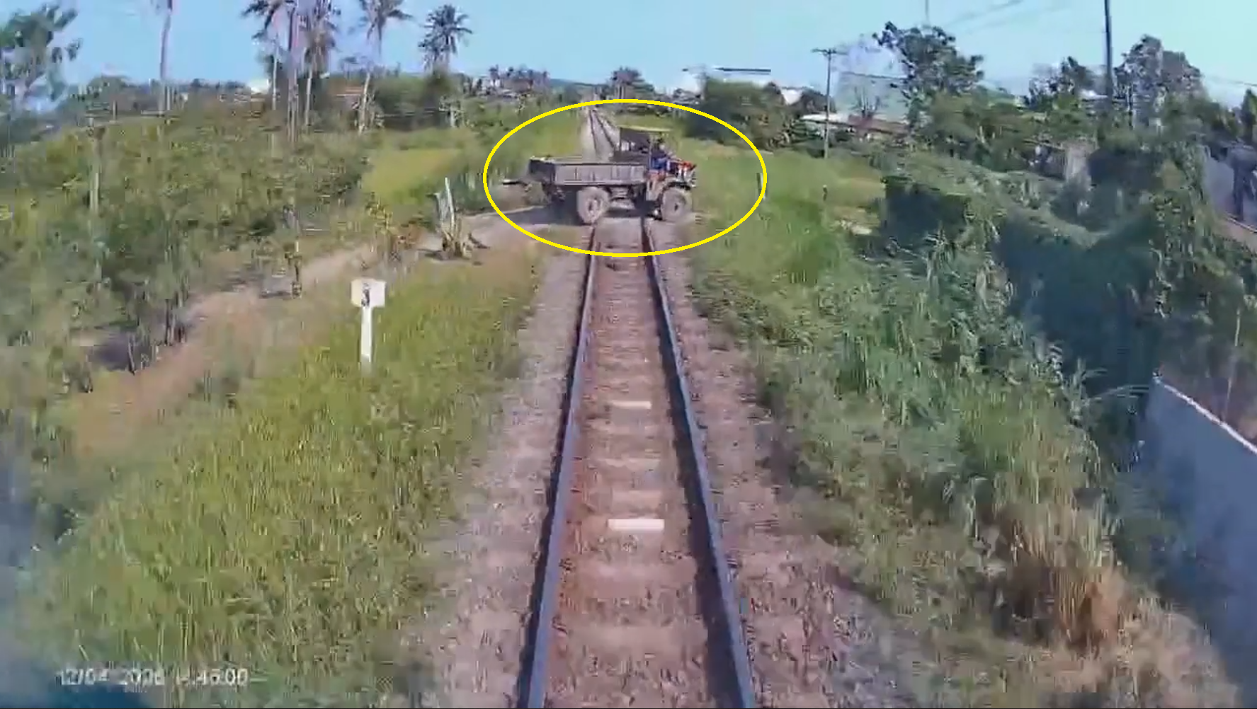 Xe công nông va chạm tàu hỏa ở lối đi tự mở khiến 1 người tử vong