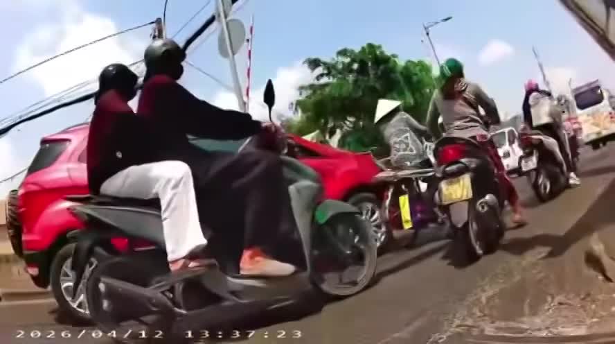 Xe ô tô con va chạm với xe đạp chạy cùng chiều