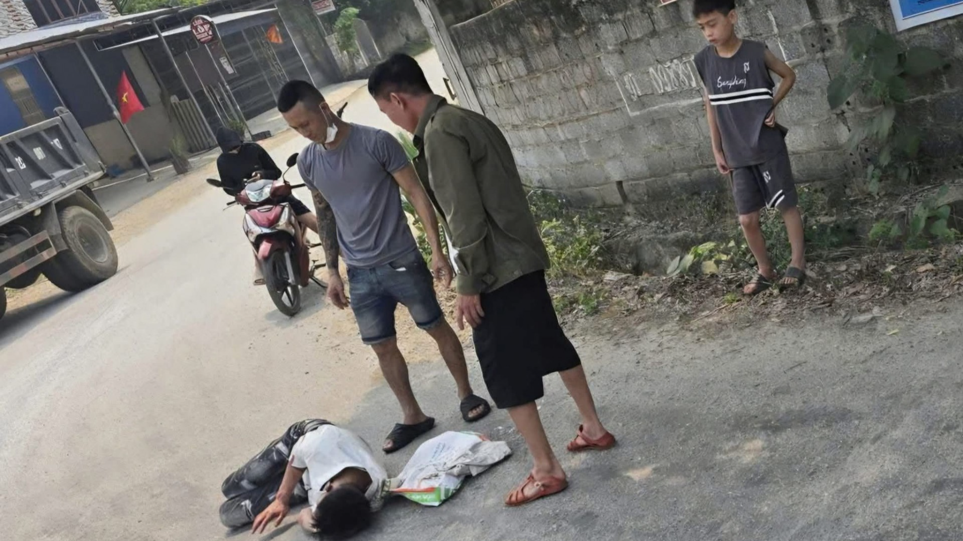 Xe máy phóng nhanh va chạm với xe tải đang sang đường