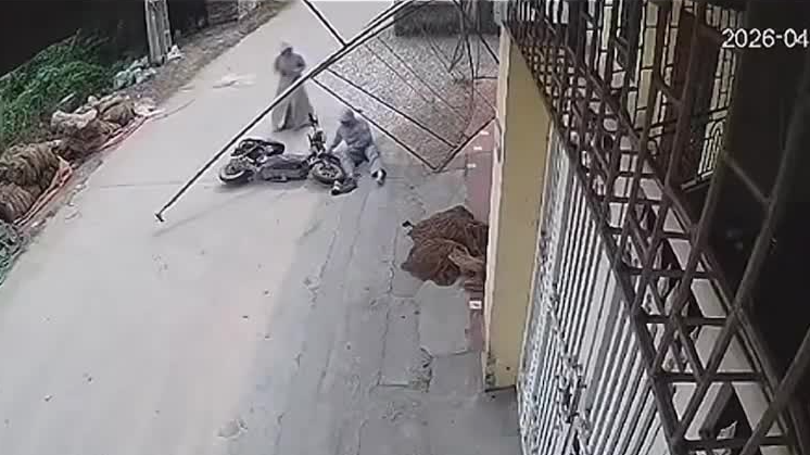 Xe điện va chạm với xe công nông chạy chiều ngược lại