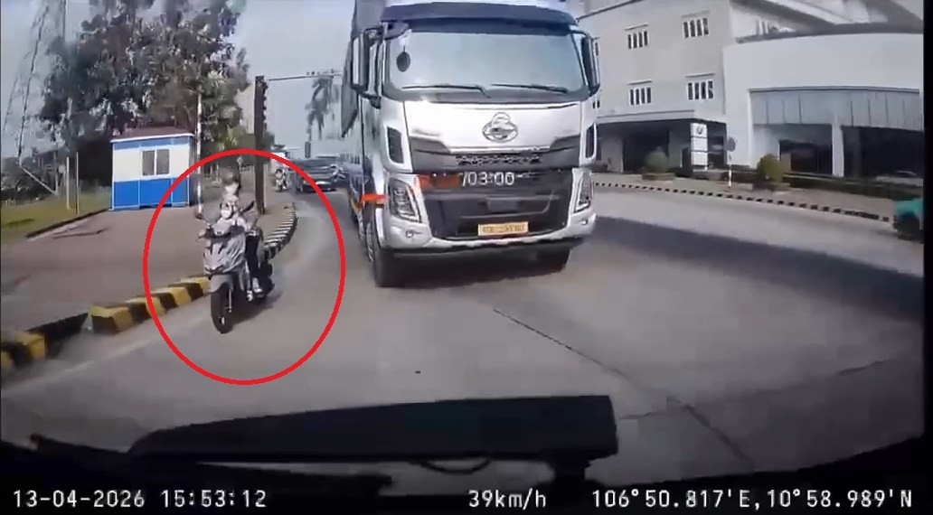 Biên Hòa: Va chạm với xe tải, người mẹ tử vong thương tâm