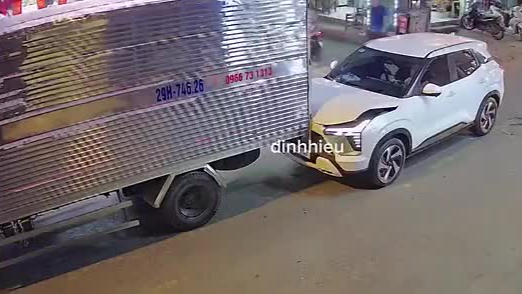 Tông xe liên hoàn trên phố Doãn Kế Thiện