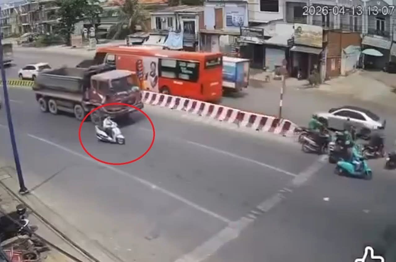 Tạt đầu xe tải để sang đường, người đi xe máy tử vong