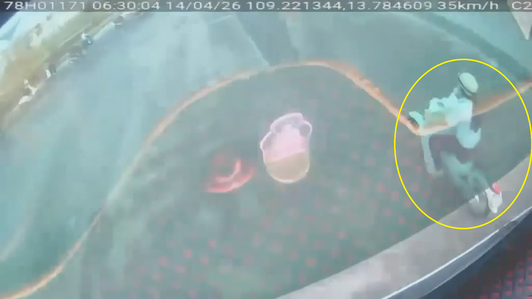 Xe máy va chạm với xe lớn khi chạy trước đầu xe