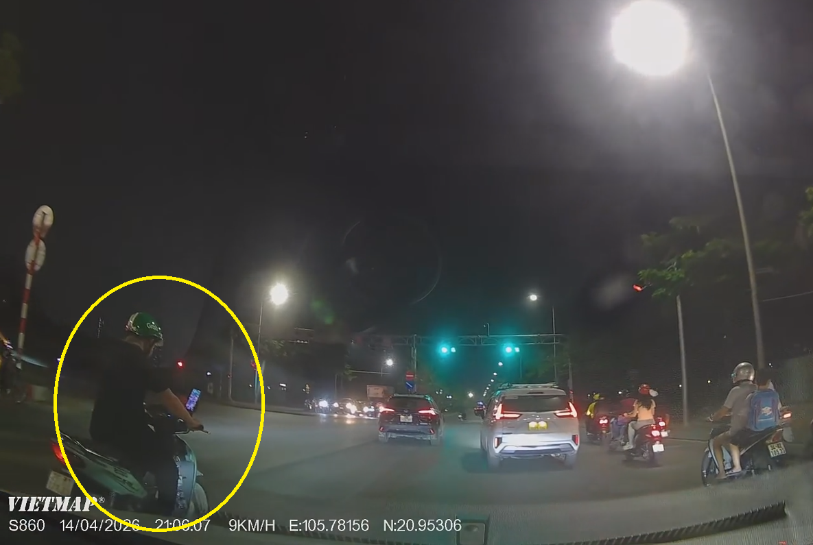 Tự va vào dải phân cách rồi ngã ra đường, người đàn ông lái xe máy co giật