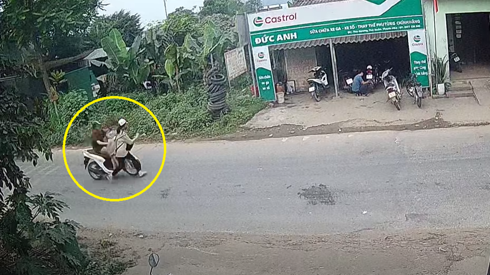 Sang đường không quan sát, người đi bộ va chạm với xe máy