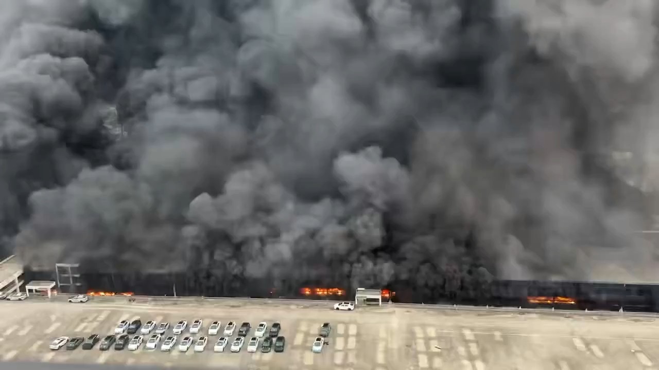 Nhà đỗ xe thuộc nhà máy BYD ở Thâm Quyến bị cháy lớn