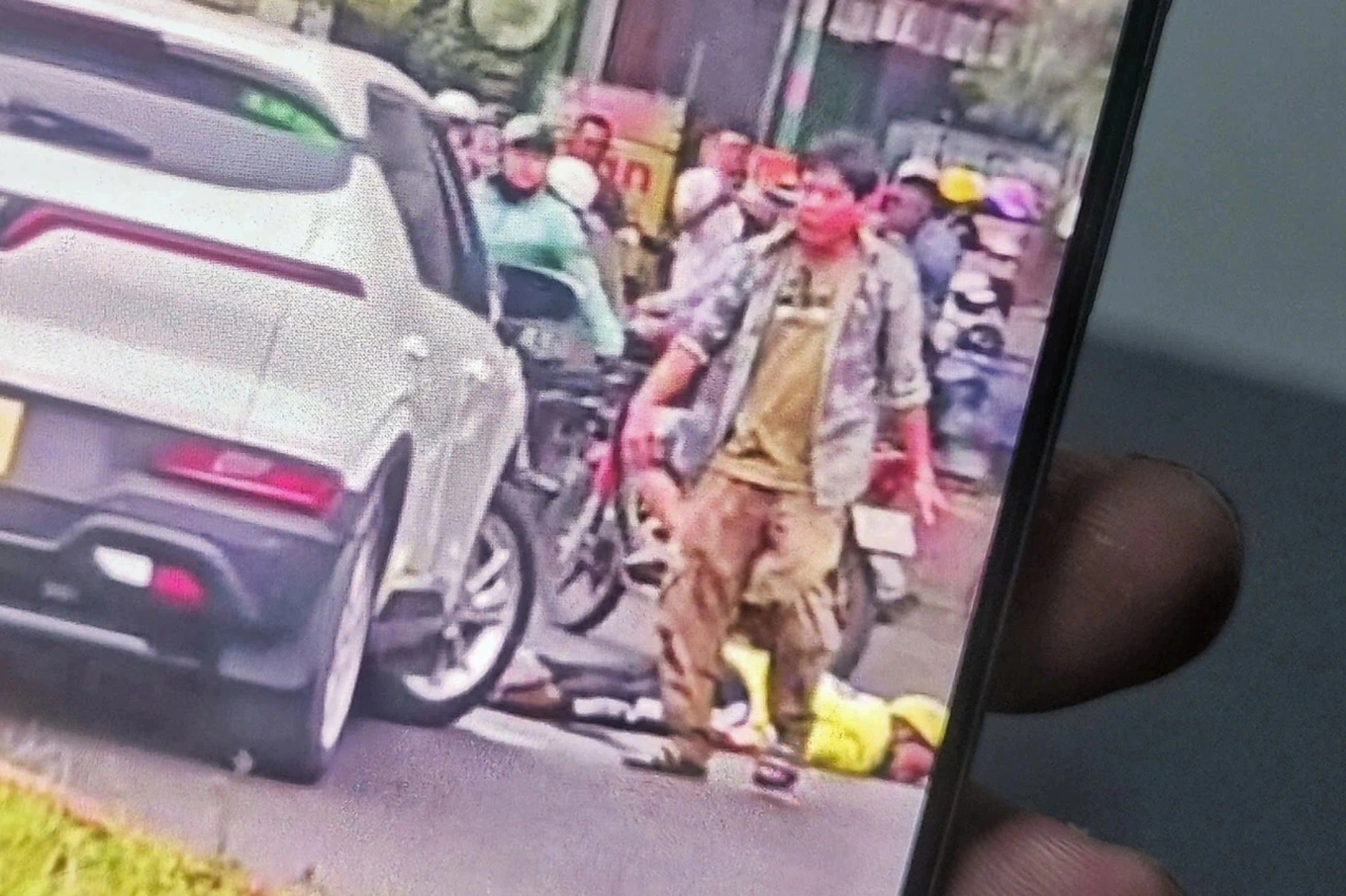 Ô tô chèn lên người tài xế taxi đang co giật dưới đường