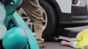 Tài xế xe ôm co giật giữa phố