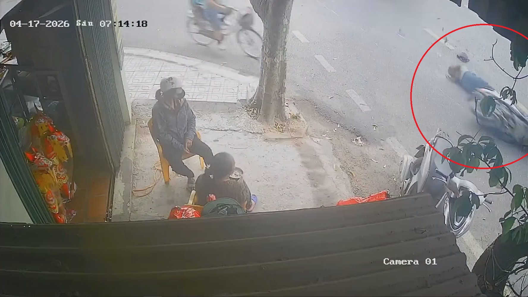 Va chạm giữa xe máy và xe tải tại Kiến Thụy, Hải Phòng