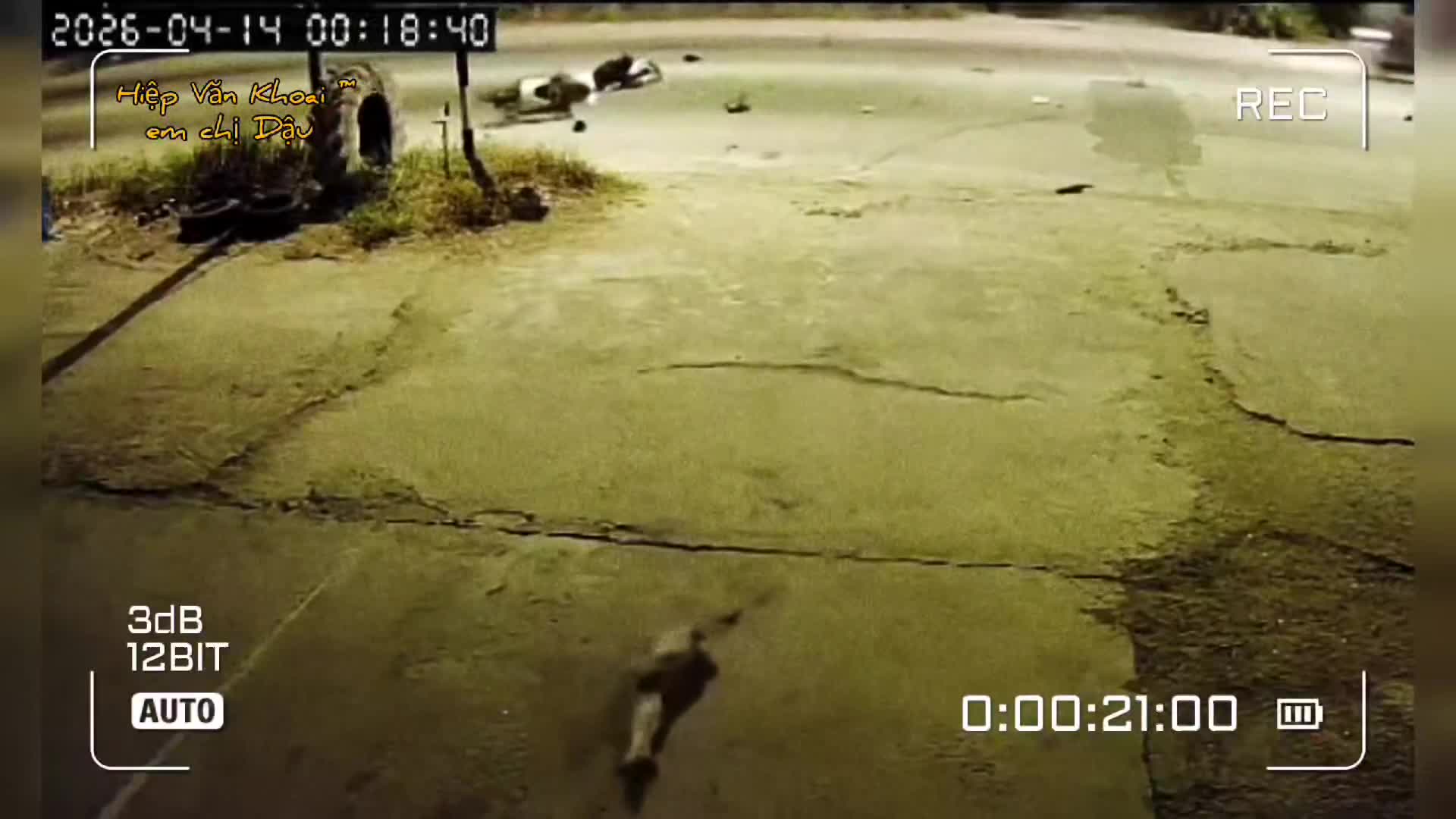 Camera an ninh ghi lại vụ va chạm giao thông giữa xe máy và ô tô