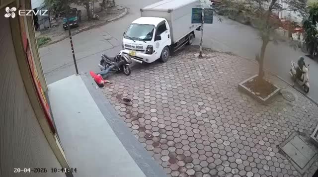 Xe tải rẽ phải không quan sát, va chạm với xe máy khiến người này tử vong tại chỗ