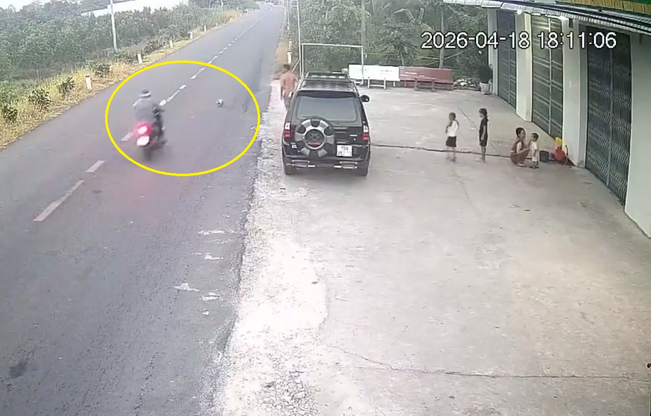 Đá bóng lăn ra đường gây tai nạn cho người đi xe máy