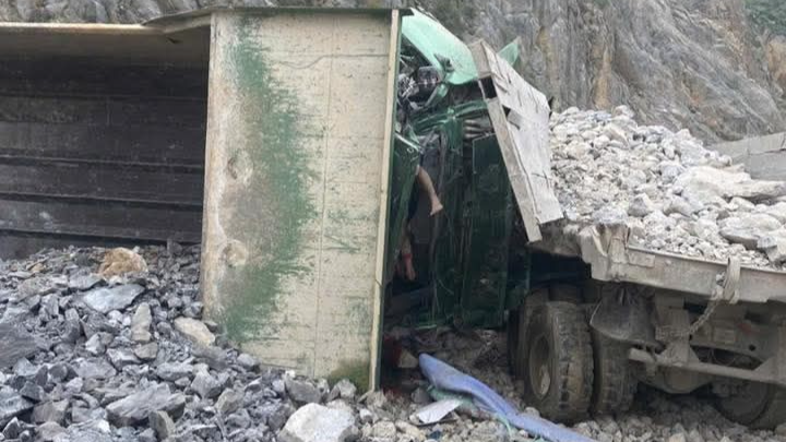 Cận cảnh hai xe ben va chạm trong mỏ đá