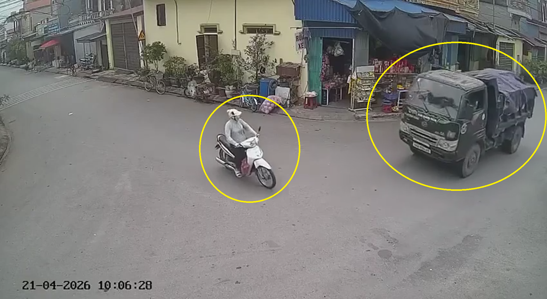 Va chạm tại ngã tư giữa xe máy và xe tải chở VLXD