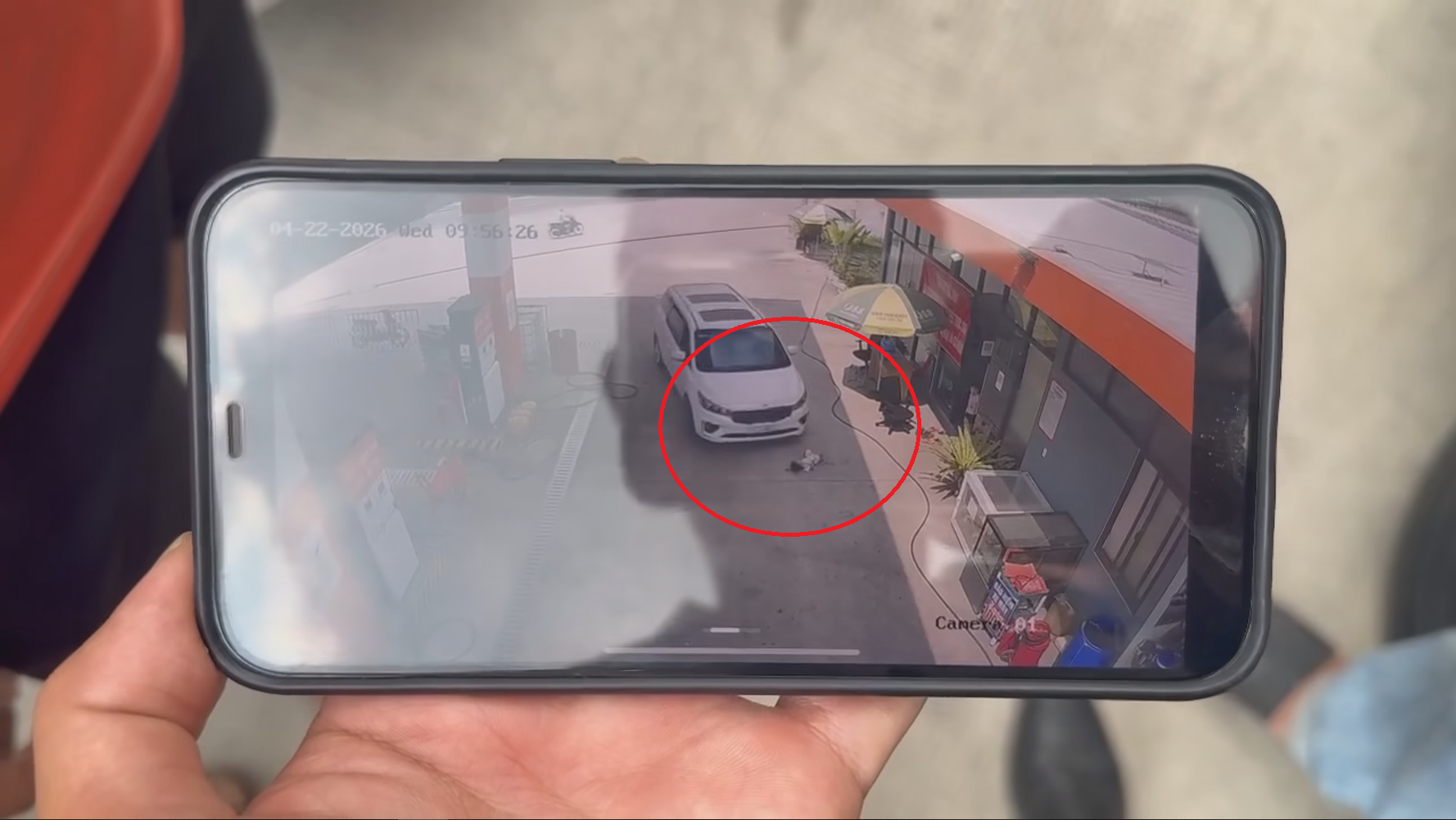 Ô tô vào đổ xăng, cán qua người em bé đang nằm trên sân