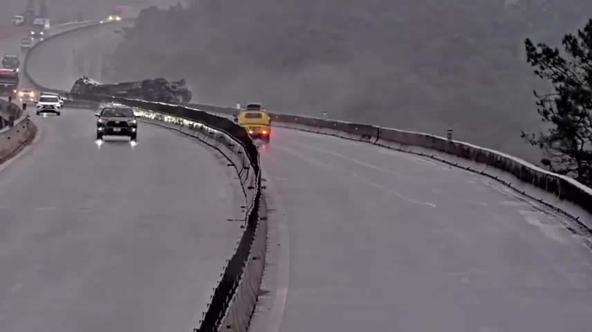 Xe tải lật chắn ngang cầu vượt trên cao tốc, giao thông tắc nghẽn