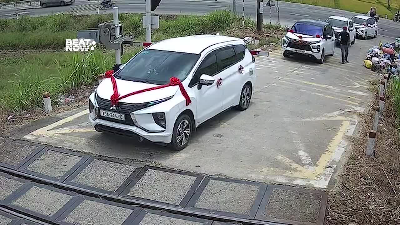 Mượn xe em vợ đi đám cưới, cố tình vượt rào chắn đường sắt