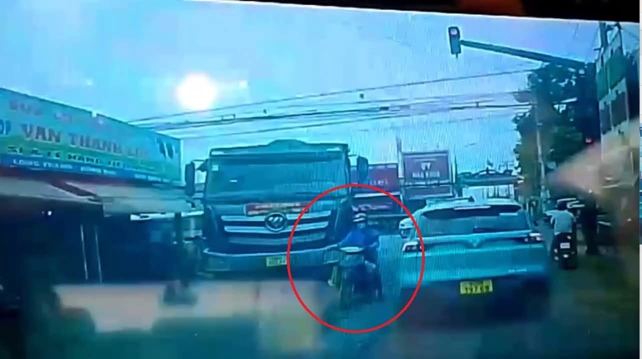 Va chạm vì chen trước đầu xe ben, người đi xe máy tử vong