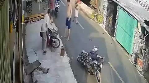 Tử vong sau va chạm với người đứng bên đường, ngã ra bị ô tô con cán qua