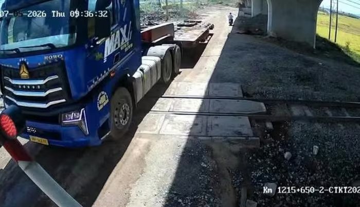 Xe đầu kéo cố tình băng qua đường sắt khi thanh chắn chuẩn bị hạ