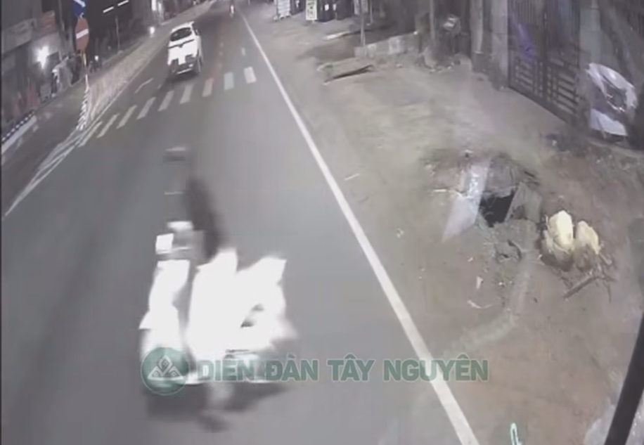 Đắk Lắk: Vừa tiễn người nhà lên xe khách, người đi xe máy bị TNGT khi sang đường ra về