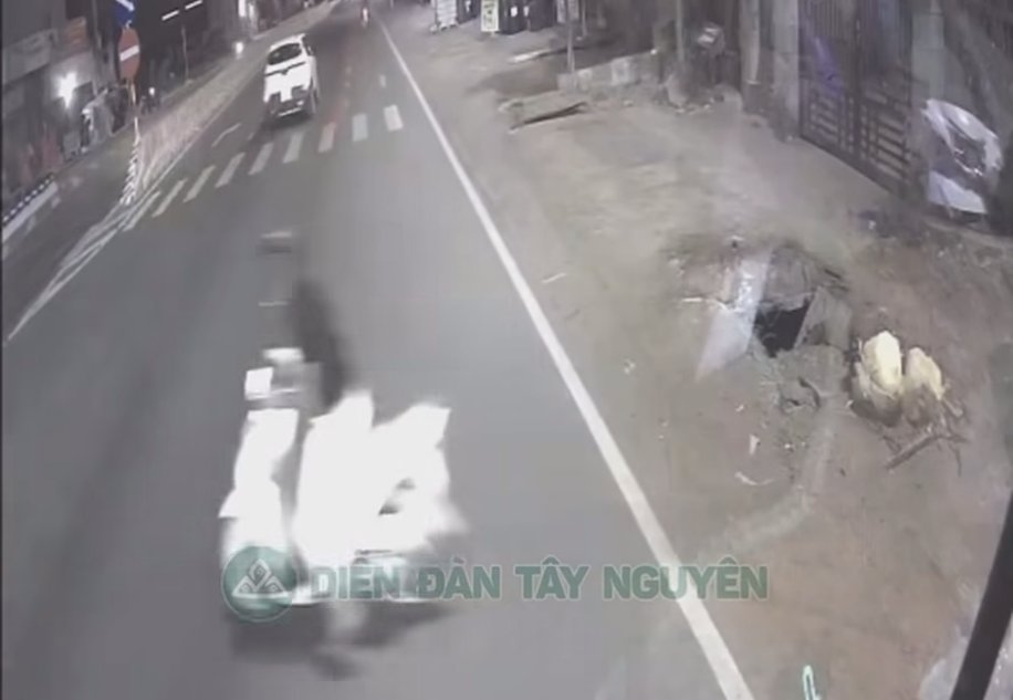 Đắk Lắk: Vừa tiễn người nhà lên xe khách, người đi xe máy bị TNGT khi sang đường ra về