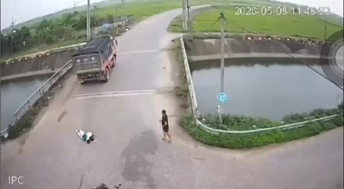 Va chạm giữa xe ben và xe điện, khiến 1 người tử vong