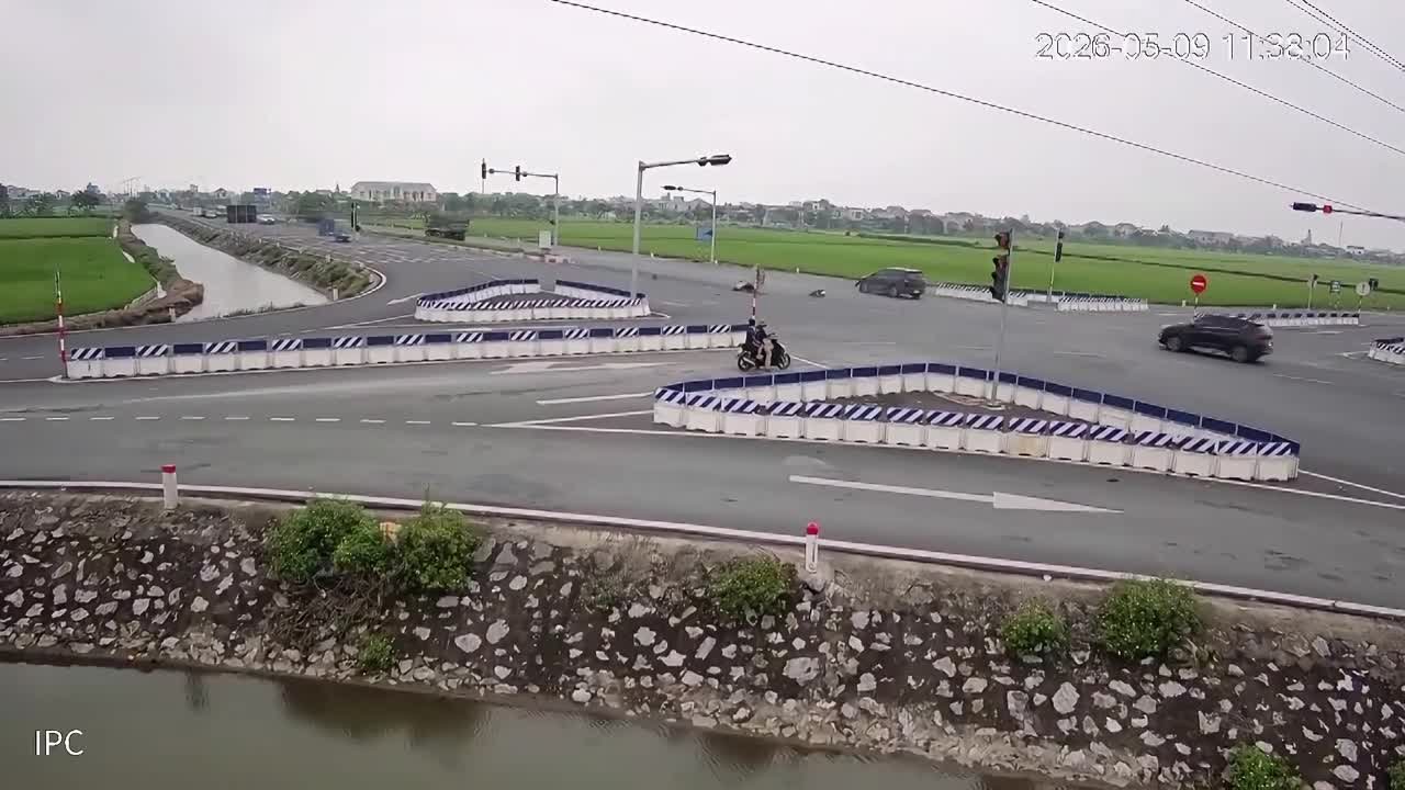 Ô tô hất văng xe máy sau va chạm tại ngã tư