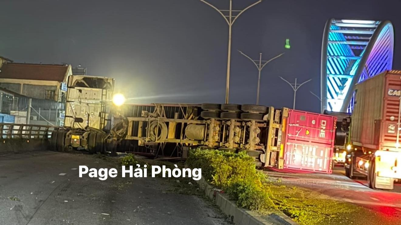 Thoát chết trong gang tấc khi đánh lái né được xe container lao qua dải phân cách, lật sang làn đối diện