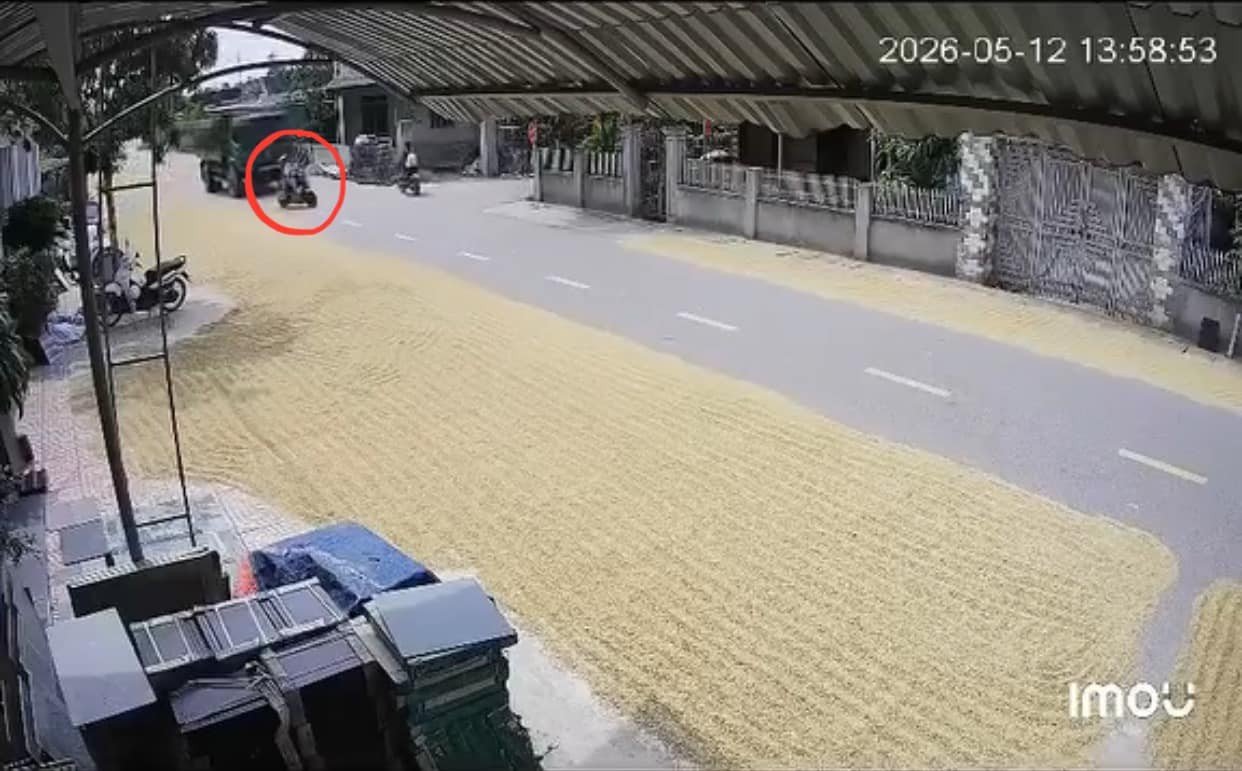 Va chạm với xe tải chở đất, cụ bà 86 tuổi và con trai tử vong tại chỗ