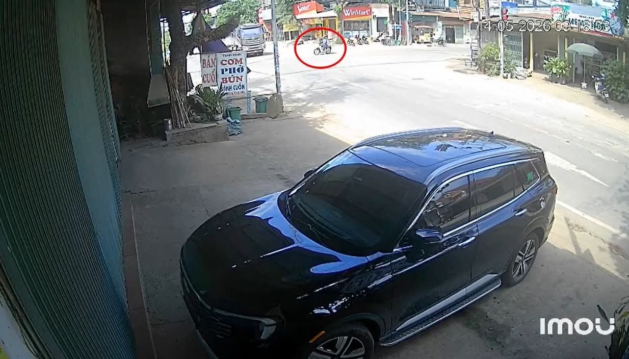 Ngã Tư Phố Cát, Thanh Hoá: Xe ben vượt đèn đỏ khi đi qua ngã tư, va chạm với người đi xe máy