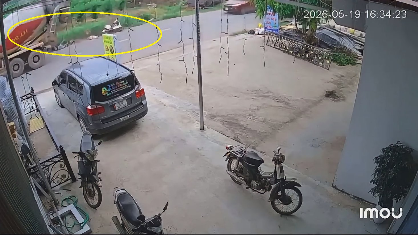 Xe bồn va chạm với người đi xe máy khiến cháu bé tử vong