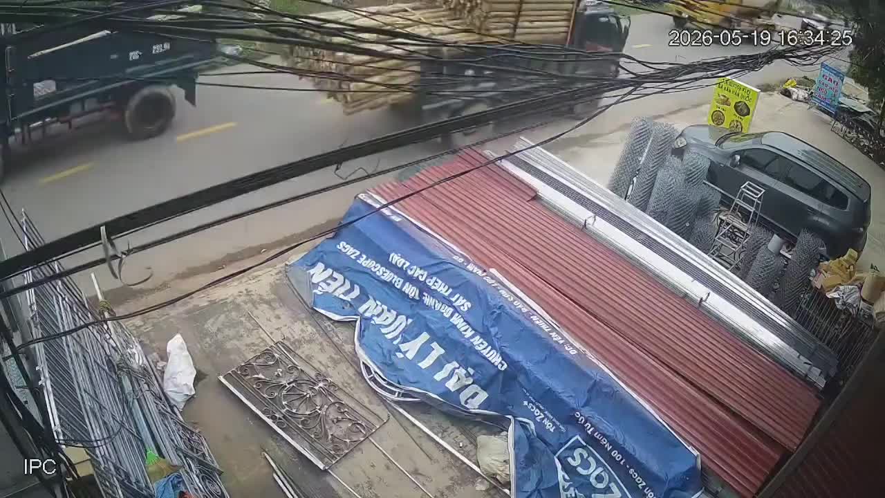 Xe bồn phóng nhanh va chạm với người đi xe máy khiến cháu bé tử vong
