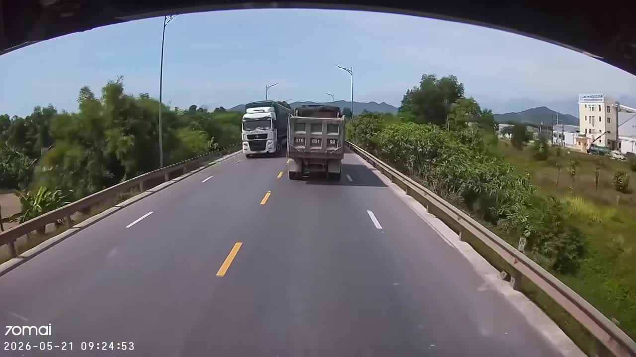 Xe tải chuyển hướng ẩu, người đi xe máy thoát chết trong gang tấc