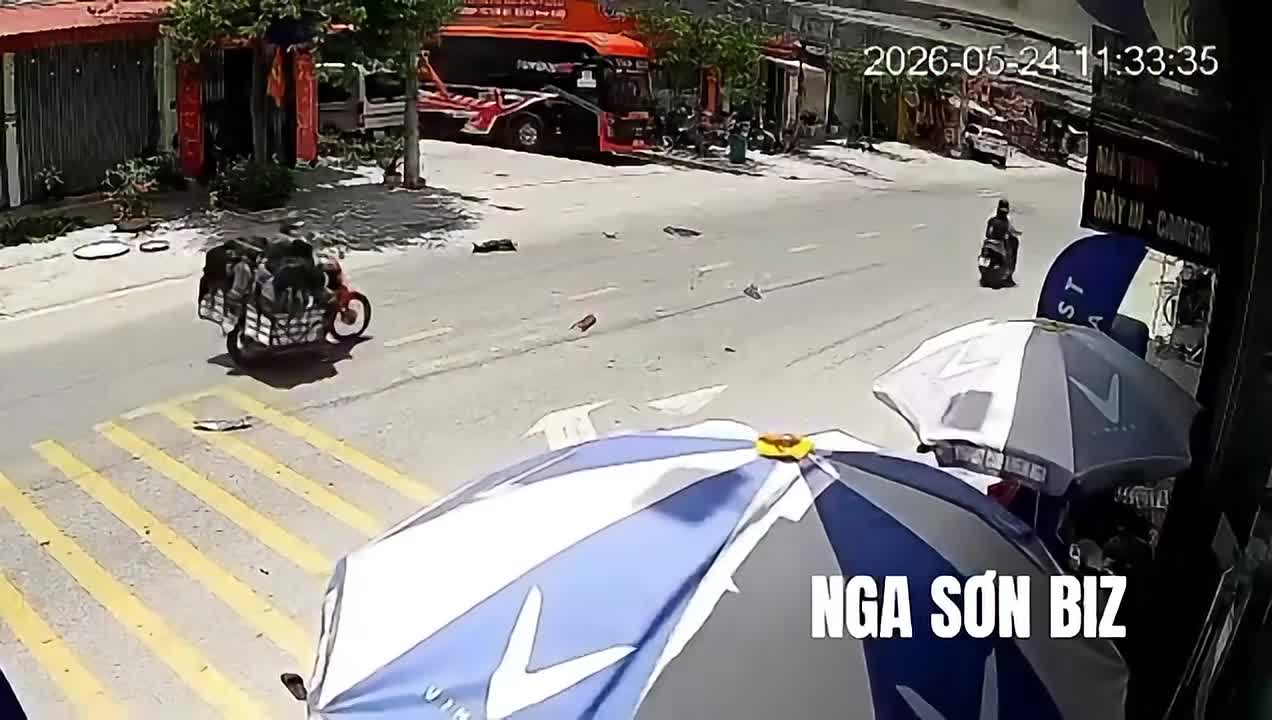 Hai thanh niên đi xe máy bay lên không trung sau khi tông xe 9 chỗ