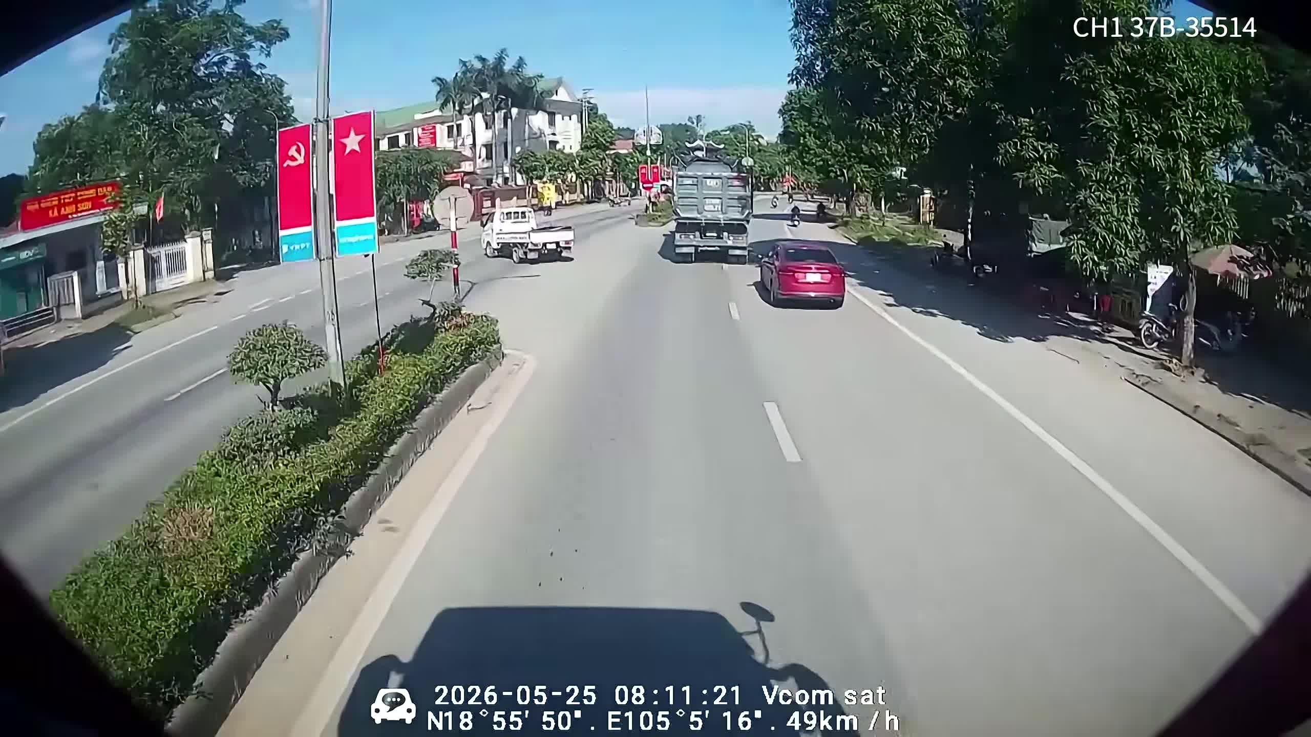 Cụ ông thoát chết sau va chạm với xe tải lớn