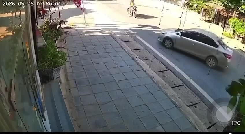 Ô tô rẽ trái không quan sát, gây tai nạn cho người đi xe máy