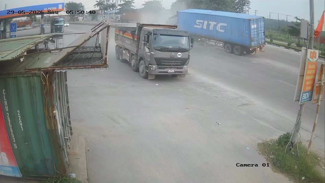 Xe container đâm vào dải phân cách