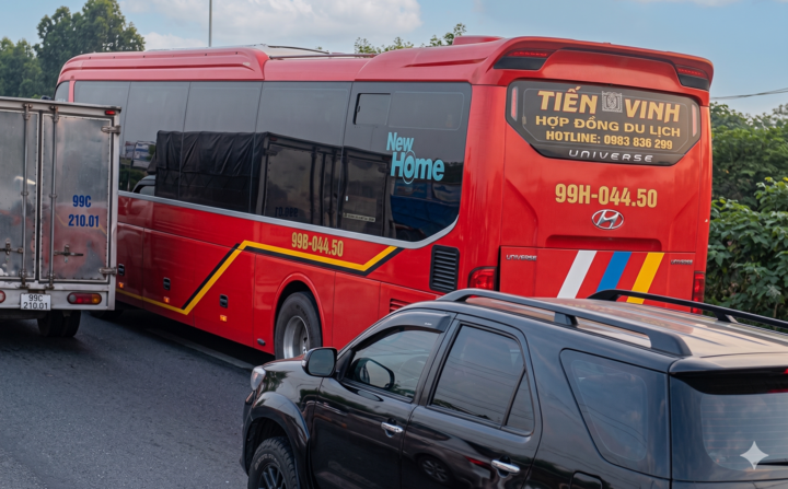 Tài xế xe khách chạy vào làn khẩn cấp