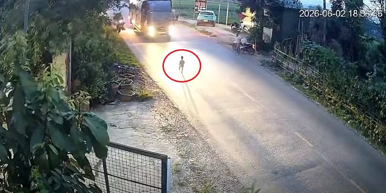 Em bé lao ra đường nhiều xe tải lớn