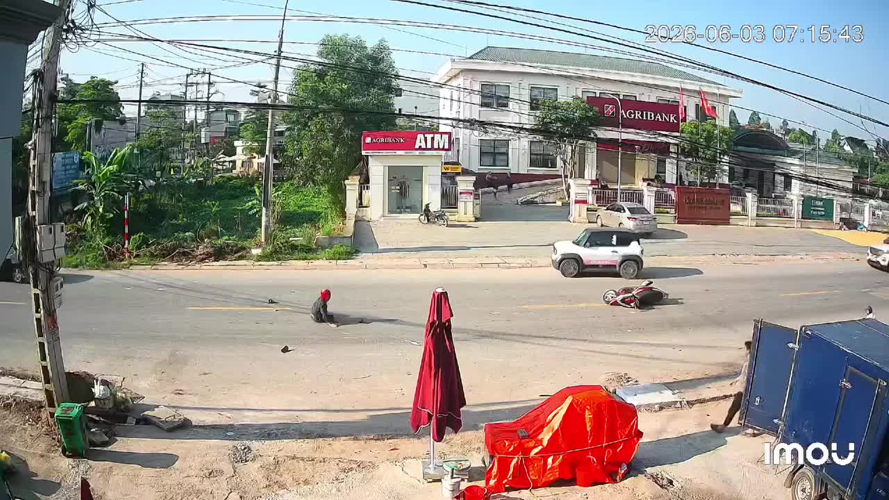 Phóng nhanh va chạm với xe máy chạy ở làn ngược lại