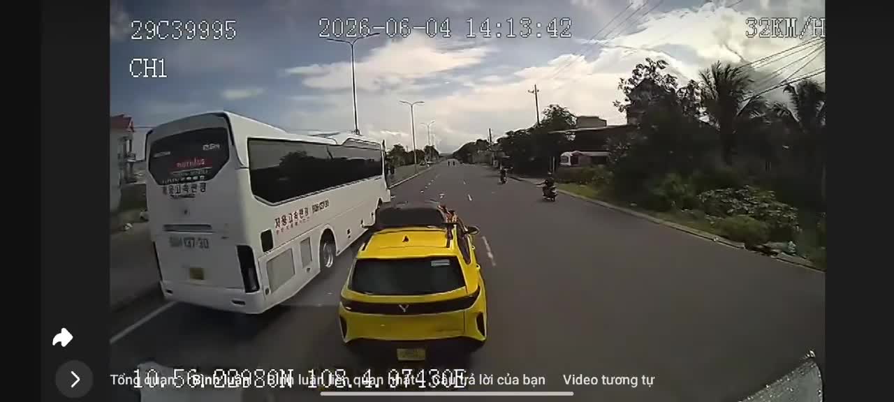 Xe con tố xe tải chèn ép, cố tình gây hấn trên đường