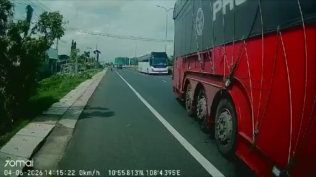 Góc nhìn trong vụ việc xe dịch vụ tố xe tải chèn ép