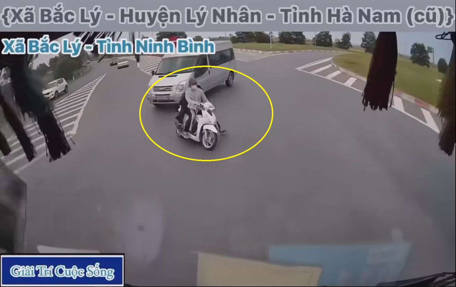 Thót tim cảnh xe máy tạt đầu xe chở khách và xe tải