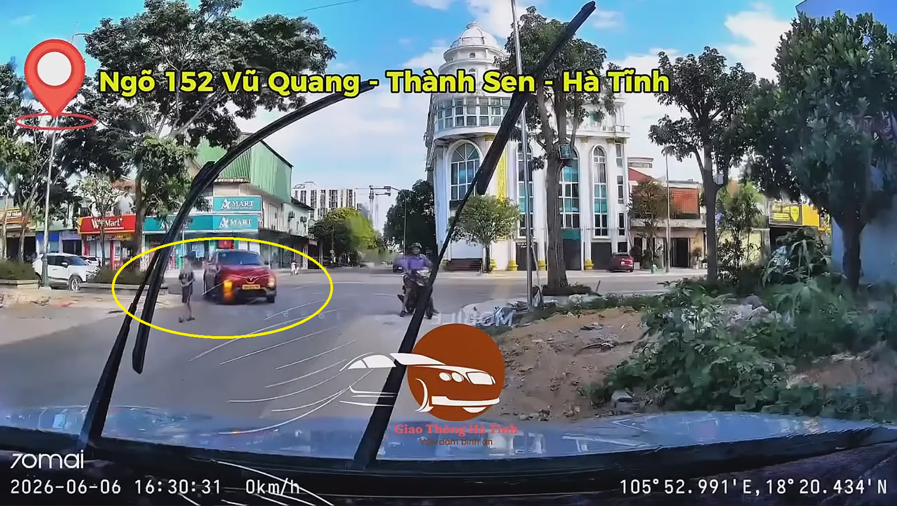 Cháu bé sang đường bị ô tô con tông trúng tại Hà Tĩnh